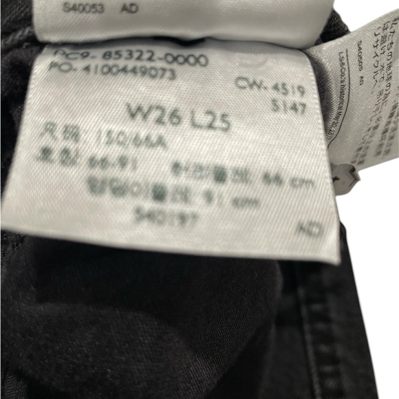 Women’s wide leg crop Levi’s. Button fly. Preloved in excellent condition. - Picture 5 of 6